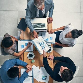 O sucesso está no topo de sua agenda Foto de alto ângulo de um grupo de empresários tendo uma reunião em um escritório _ Foto Premium